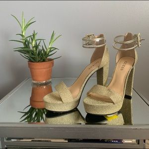 TAGS ATTACHED gold guess pumps